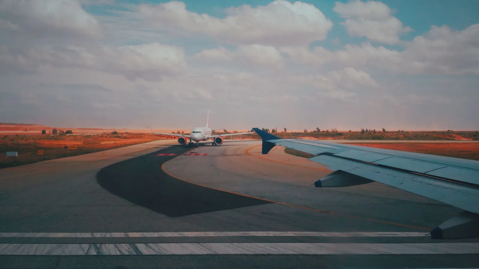 Pista de aeroporto com aeronave, ambiente de gestão de risco de fauna